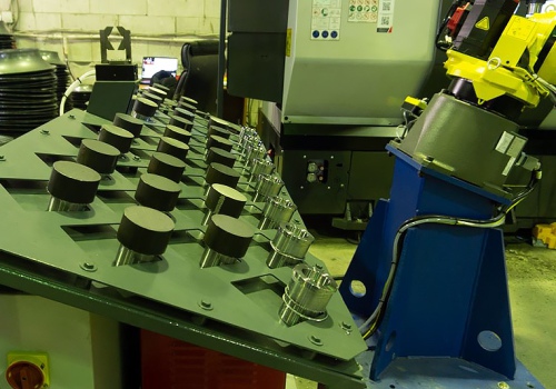 Mechaninio apdirbimo centro pakrovimo robotas