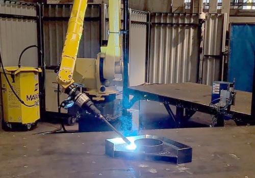 Adaptatyvaus universalaus suvirinimo robotas