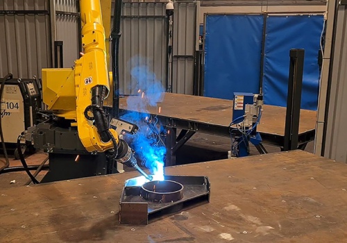 Adaptatyvaus universalaus suvirinimo robotas