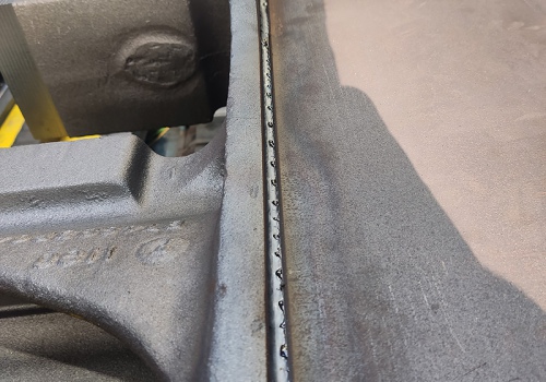 Dyzelinio lokomotyvo vežimėlio rėmo suvirinimo robotas