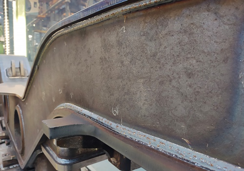 Dyzelinio lokomotyvo vežimėlio rėmo suvirinimo robotas