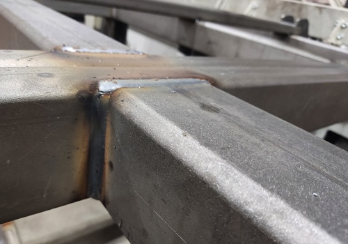 Kultivatorių rėmų suvirinimo robotas