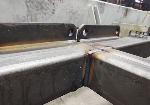 Kultivatorių rėmų suvirinimo robotas