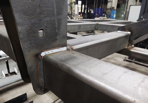 Kultivatorių rėmų suvirinimo robotas