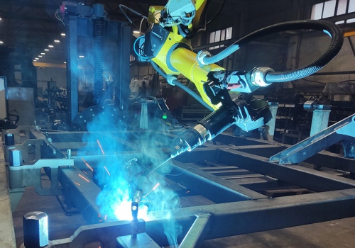 Kultivatorių rėmų suvirinimo robotas