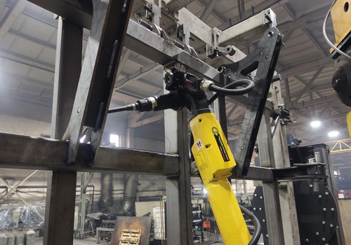 Kultivatorių rėmų suvirinimo robotas