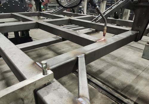 Kultivatorių rėmų suvirinimo robotas