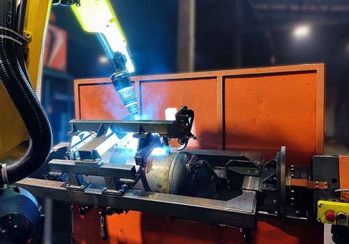 Kompresoriaus resiverio suvirinimo robotas