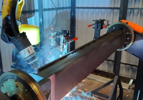 Pjaunamojo dvigubo piršto suvirinimo robotas