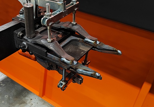 Pjaunamojo dvigubo piršto suvirinimo robotas