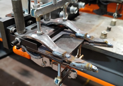 Pjaunamojo dvigubo piršto suvirinimo robotas