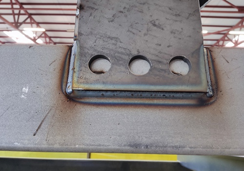 Priekabos rėmo suvirinimo robotas