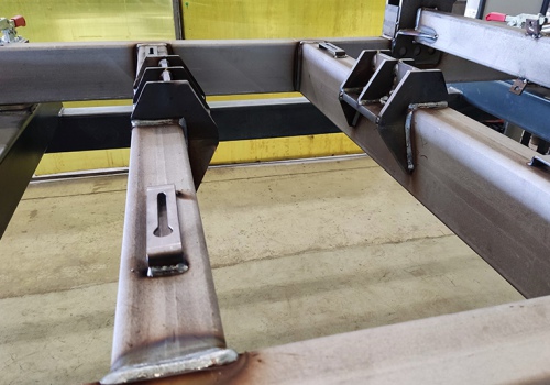 Priekabos rėmo suvirinimo robotas