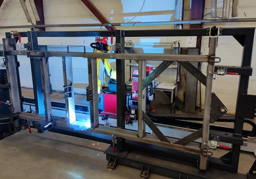 Priekabos rėmo suvirinimo robotas