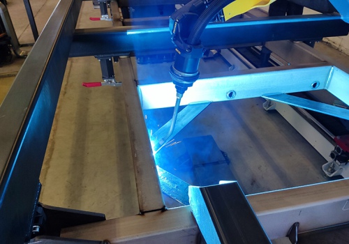 Priekabos rėmo suvirinimo robotas