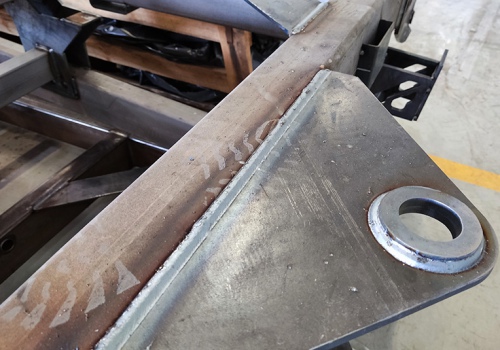 Priekabos rėmo suvirinimo robotas