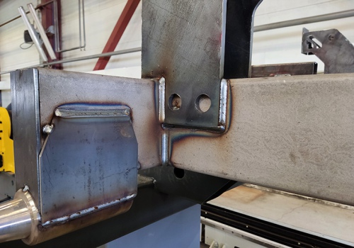 Priekabos rėmo suvirinimo robotas