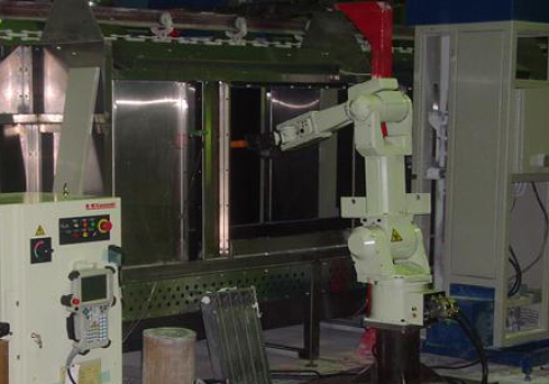 Radiatorių miltelinio dažymo robotas