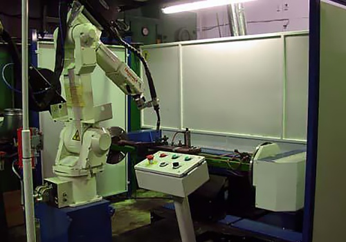 Traktorių traukių suvirinimo robotas