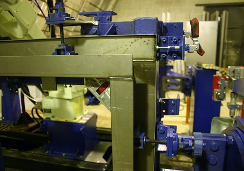 Laiptinės durų suvirinimo robotas