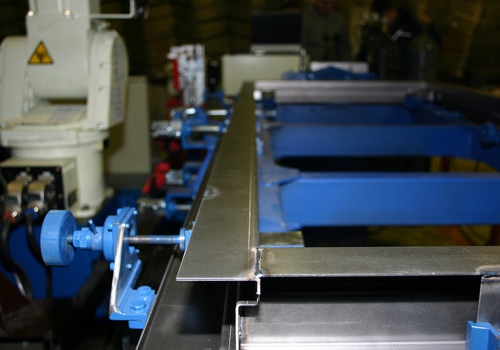 Laiptinės durų suvirinimo robotas