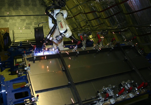 Laiptinės durų suvirinimo robotas