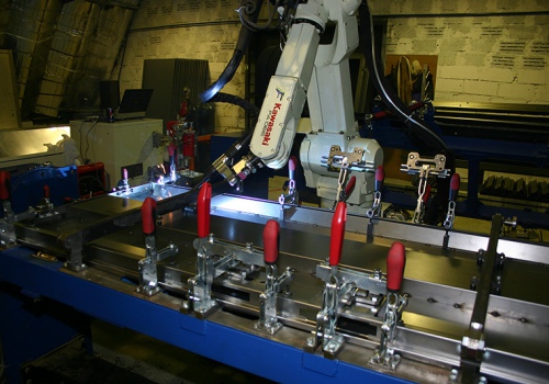 Laiptinės durų suvirinimo robotas