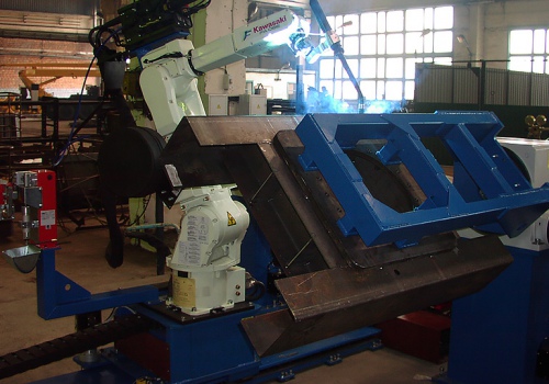 Automobilinių hidraulinių keltuvų suvirinimo robotas