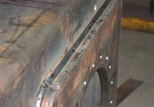 Automobilinių hidraulinių keltuvų suvirinimo robotas