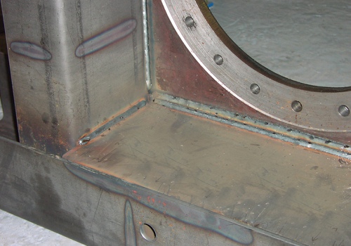 Automobilinių hidraulinių keltuvų suvirinimo robotas