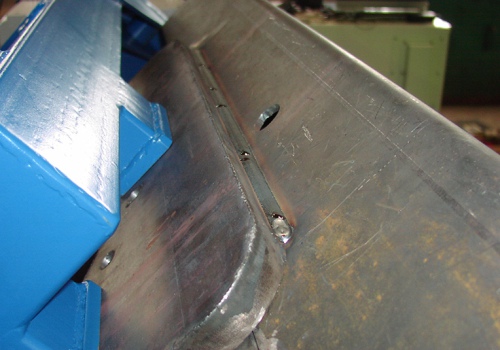 Automobilinių hidraulinių keltuvų suvirinimo robotas