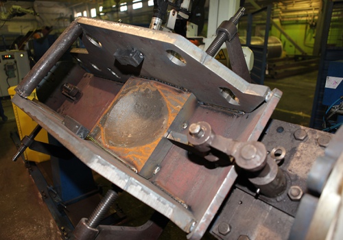 Šachtų tvirtinimo atramos suvirinimo robotas