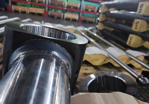 Strypų ir hidraulinių cilindrų suvirinimo robotas