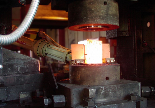 Kalimo preso pakrovimo robotas