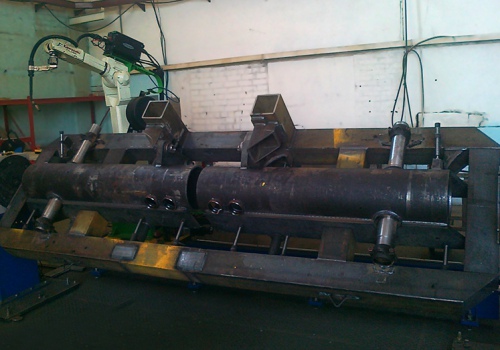 Traktorių elementų suvirinimo robotas