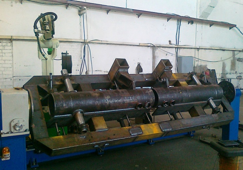 Traktorių elementų suvirinimo robotas