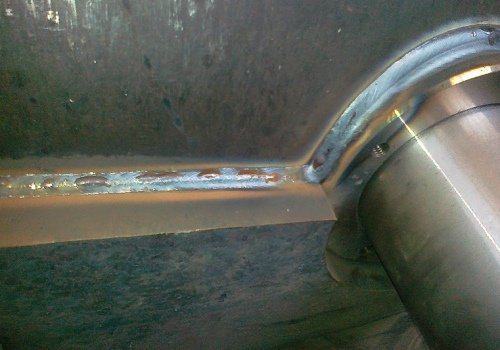 Traktorių elementų suvirinimo robotas