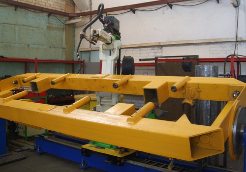 Traktorių elementų suvirinimo robotas