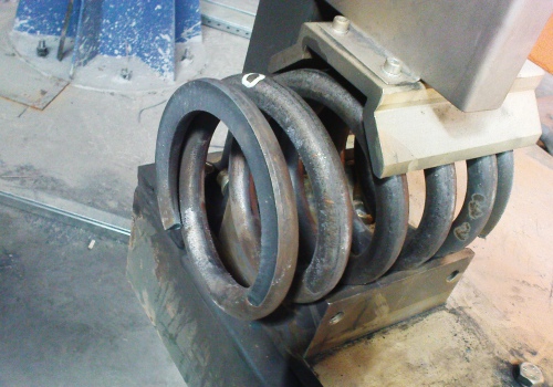 Spyruoklių pjovimo robotas