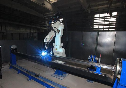 Stelažų traversų suvirinimo robotas