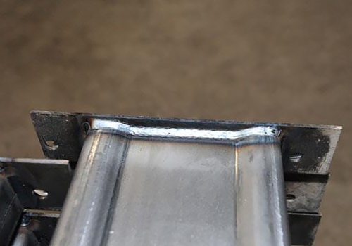 Stelažų traversų suvirinimo robotas