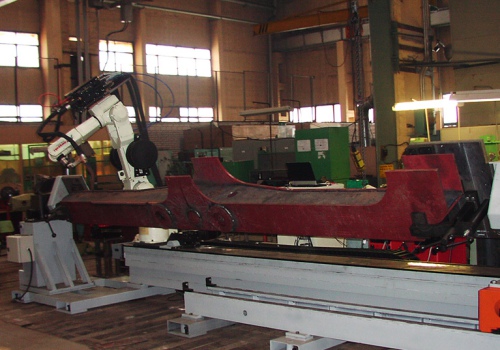 Dyzelinio lokomotyvo sijų suvirinimo robotas