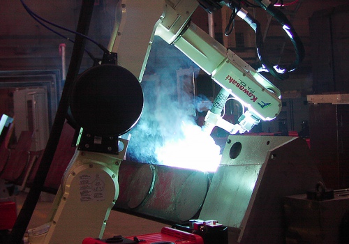 Dyzelinio lokomotyvo sijų suvirinimo robotas