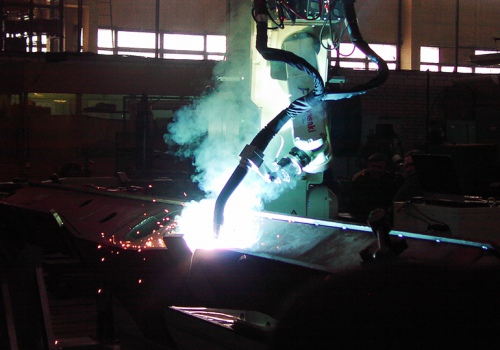 Dyzelinio lokomotyvo sijų suvirinimo robotas