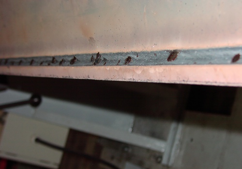 Dyzelinio lokomotyvo sijų suvirinimo robotas