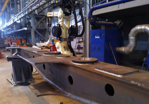 Dyzelinio lokomotyvo sijų suvirinimo robotas