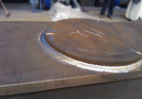 Dyzelinio lokomotyvo sijų suvirinimo robotas