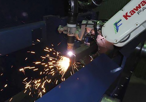 Įvairaus skerspjūvio vamzdžių pjovimo robotas